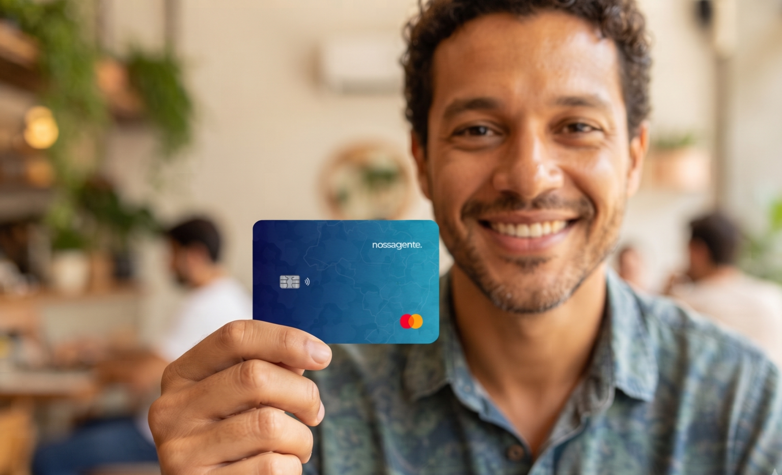 Cliente usando o cartão de crédito consignado